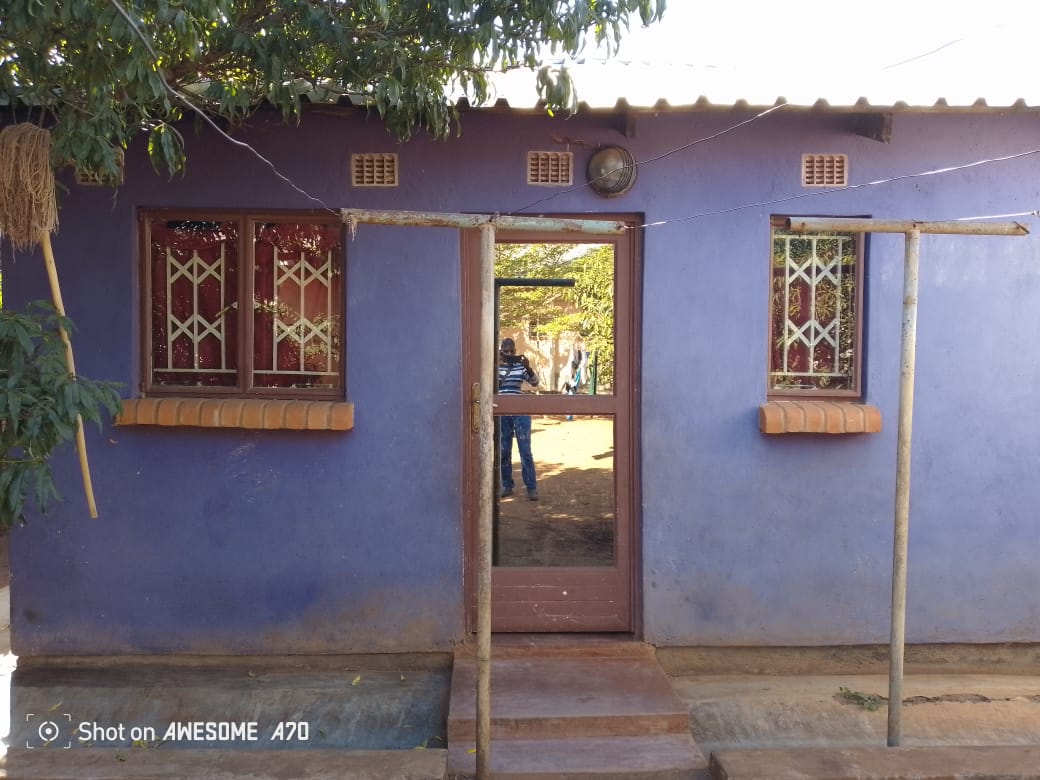 [Image: BLANTYRE CHILEKA MGUMBE 1 BEDROOMS FOR LENT ITS A STTINGROOMS TOILETS END BUTHROOMS SELF CONTAINED                                PRICE MK 150 READY NOW.                                                              CALL ALL WHATSAPP                    0888003972.                                  0997371730]